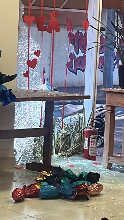 Foto 4 de 7 — ‘Pego no Pulo’: homem é preso após invadir doceria em Araraquara